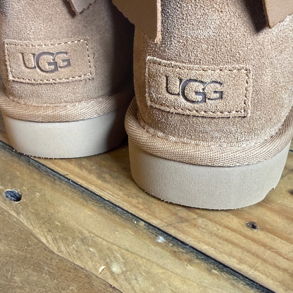 UGG Ultra Mini Bailey Leather Bow Size 8 - Picture 11 of 13